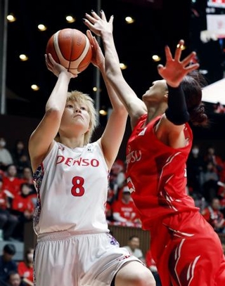 　デンソー-富士通　第４クオーター、シュートを放つデンソー・高田（８）＝代々木第二体育館