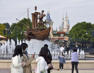 　中国の上海ディズニーランドで記念撮影をする市民ら＝２０２２年