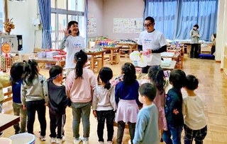 　能登半島地震で被災した子どもたちを支援する志村知穂代表理事（左）と遠藤伸一理事＝２０２４年１１月、石川県能登町（こころスマイルプロジェクト提供）　