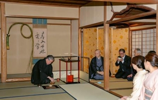 　表千家の「不審菴」で始まった「初釜」＝１０日午前、京都市上京区