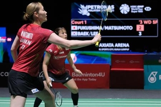 　マレーシア・オープン準決勝で韓国ペアと対戦する福島由紀（右）、松本麻佑組＝１０日、クアラルンプール（ゲッティ＝共同）