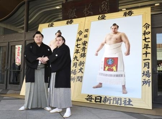 　優勝額贈呈式で写真に納まる大の里（左）と安青錦＝１０日、東京・両国国技館