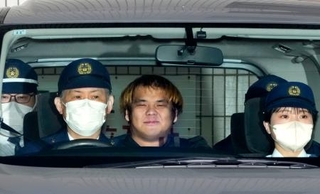 　送検のため福岡・中央署を出る山口直也容疑者（中央）＝６日