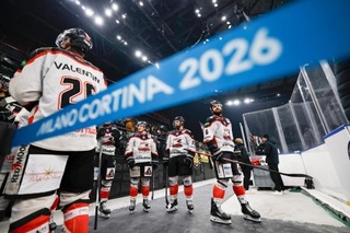 　ミラノ・コルティナ冬季五輪で新設されたアイスホッケー会場でテスト大会に臨む選手たち＝ミラノ（共同）