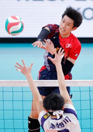 　雄物川-東山　第２セット、スパイクを決める東山・岩田＝東京体育館