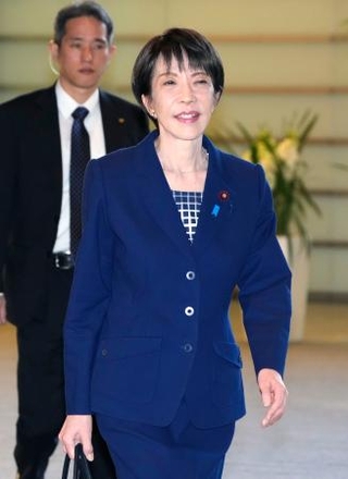 　首相官邸に入る高市首相＝９日