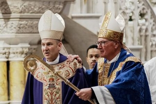 　米ニューヨークでミサに参加するヒックス司教（左）とドラン大司教＝２０２５年１２月１８日（ロイター＝共同）