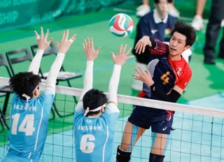 　清風-東山　第２セット、スパイクを決める東山・岩田＝東京体育館