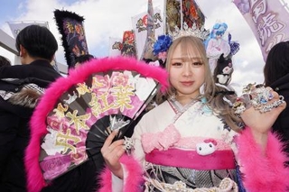 　北九州市小倉北区で開かれた「二十歳の記念式典」の参加者＝１１日午前