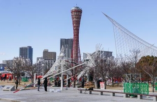 　一部が倒れた「神戸ルミナリエ」の作品＝１１日午前１１時４４分、神戸市中央区のメリケンパーク