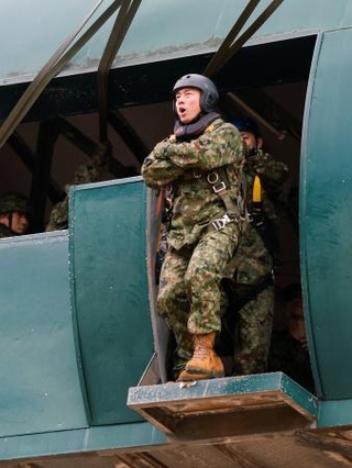 　パラシュート降下の基本的な訓練を体験する小泉防衛相＝１１日、千葉県の陸上自衛隊習志野駐屯地（ロイター＝共同）