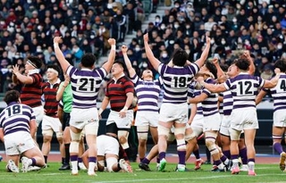 　ラグビーの第６２回全国大学選手権決勝で早稲田大に２２-１０で勝ち、喜ぶ明治大フィフティーン。７大会ぶり１４度目の大学日本一に輝いた＝１１日、東京・ＭＵＦＧスタジアム（国立競技場）