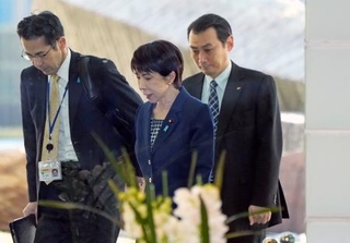 　９日、首相官邸に入る高市首相（中央）