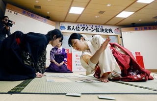 　クイーン位決定戦で西牧美渚さん（左）を破った矢島聖蘭さん＝１１日午前、大津市の近江神宮