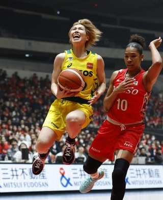 　デンソー-ＥＮＥＯＳ　第１クオーター、攻め込むＥＮＥＯＳ・宮崎（左）＝国立代々木競技場