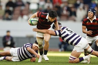 　明大-早大　後半、突進する早大・矢崎＝ＭＵＦＧ国立