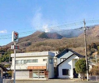 　群馬県桐生市の山林火災で、山中から立ち上る白煙＝１１日午後（近隣住民提供）
