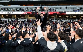 　７大会ぶり１４度目の優勝を果たし、胴上げされる明大・神鳥監督＝ＭＵＦＧ国立