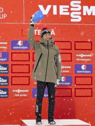 　ノルディックスキー複合のＷ杯最多出場記録を達成して表彰され、歓声に応える渡部暁斗＝１０日、エストニアのオテパー（共同）