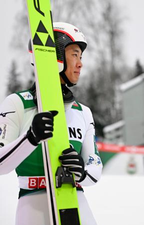 　Ｗ杯複合男子個人第９戦の前半飛躍で首位に立った山本涼太＝オテパー（共同）