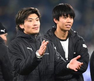 　アウクスブルクに勝利し喜ぶボルシアＭＧの町野（左）と高井＝メンヘングラッドバッハ（共同）