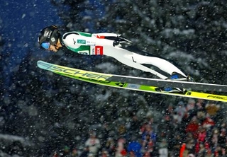 　Ｗ杯ジャンプ男子個人第１６戦　小林朔太郎の飛躍＝ザコパネ（共同）