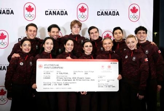 　フィギュアスケートのミラノ・コルティナ冬季五輪カナダ代表に決まった選手たち＝１１日、カナダ・ガティノー（ＡＰ＝共同）