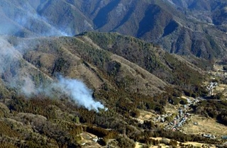 　延焼が続く山梨県上野原市の扇山＝１２日午前９時５５分（共同通信社ヘリから）