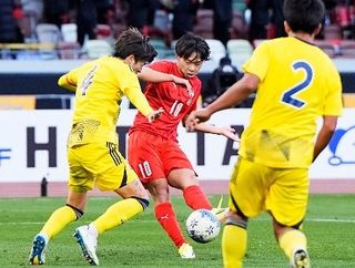 　神村学園-鹿島学園　試合終了間際、チーム３点目のゴールを決める神村学園・佐々木（中央）＝ＭＵＦＧ国立