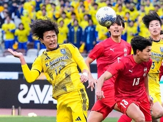 　神村学園-鹿島学園　後半、ヘディングでゴールを狙う鹿島学園・渡部（左）＝ＭＵＦＧ国立