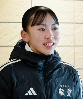 　取材に応じる、陸上女子８００メートル日本記録保持者の久保凜＝１２日、大阪市