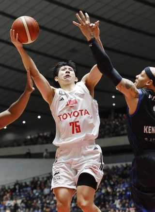 　Ａ東京-三河　第２クオーター、シュートを放つＡ東京・小酒部＝国立代々木競技場