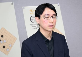 　対局後、記者団の取材に応じる一力遼五冠＝１２日、韓国・ソウル（共同）