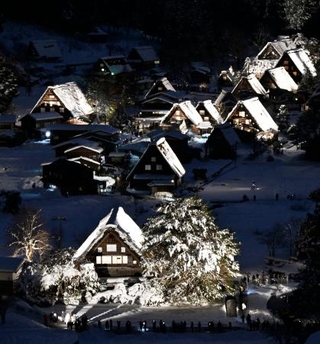 　岐阜県白川村の白川郷で始まった合掌造り集落のライトアップ＝１２日夕