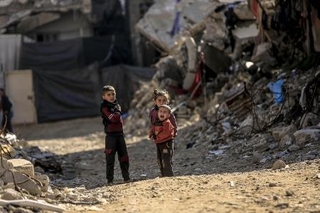 　ガザ北部ガザ市で暮らすパレスチナ人の子どもたち＝２０２５年１２月（ゲッティ＝共同）