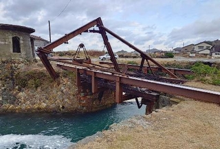 　倒壊した「トラス橋」＝１３日午前、新潟県佐渡市（同市提供）