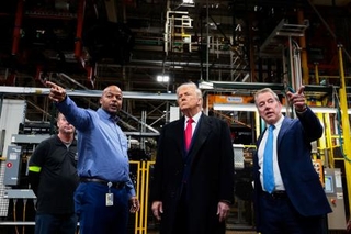 　１３日、フォード・モーターの工場を視察するトランプ米大統領（中央）＝ミシガン州（ロイター＝共同）