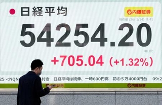 　初の５万４０００円台に乗せた日経平均株価を示すモニター＝１４日午前、東京都中央区