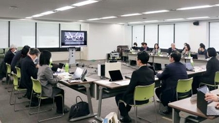 　厚労省の労働政策審議会の部会＝１４日午前