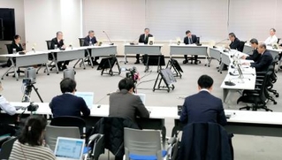 　原子力規制委の定例会合。中部電力浜岡原発のデータ不正操作問題を巡り、報告徴収命令を出すことを議論した＝１４日午前、東京都港区