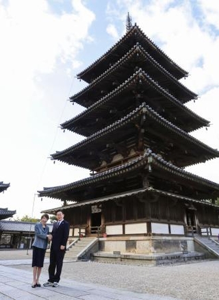 　世界遺産・法隆寺の五重塔前で握手する高市首相（左）と韓国の李在明大統領＝１４日午前、奈良県斑鳩町（代表撮影）