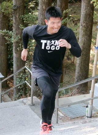 　練習を公開し、神社の石段を駆け上がる巨人・戸郷＝宮崎県延岡市の今山八幡宮
