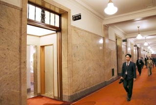 　衆院本会議場の入り口付近のトイレ＝２０２５年１２月