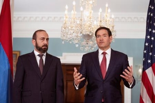 　アルメニアのミルゾヤン外相（左）と共に記者団に話すルビオ米国務長官＝１３日、米ワシントン（ＡＰ＝共同）