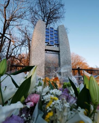 　スキーバス転落事故の現場近くに立つ「祈りの碑」＝１４日、長野県軽井沢町
