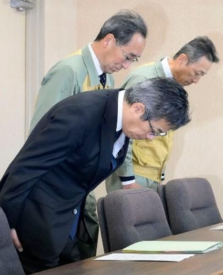 　静岡県御前崎市役所を訪れ、下村勝市長らに謝罪する中部電力の林欣吾社長（手前）＝１５日午前