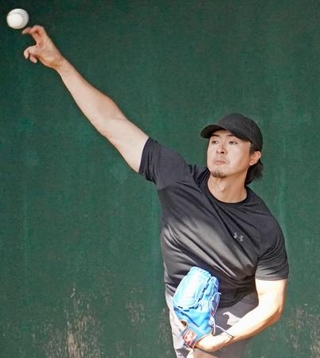 　ブルペンで投球するソフトバンク・上沢＝沖縄県宮古島市