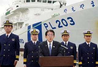 　視察後、報道陣の取材に応じる金子国交相（中央）＝１５日午後、沖縄県石垣市