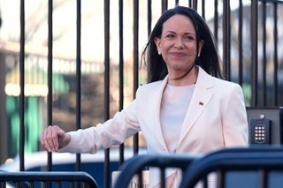 　トランプ米大統領との会談を終え、ホワイトハウスを後にするベネズエラの野党指導者マチャド氏＝１５日、ワシントン（ＡＰ＝共同）