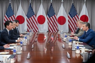 　１５日、米ワシントン近郊の国防総省で、ヘグセス国防長官（右手前）と会談する小泉進次郎防衛相（ＡＰ＝共同）